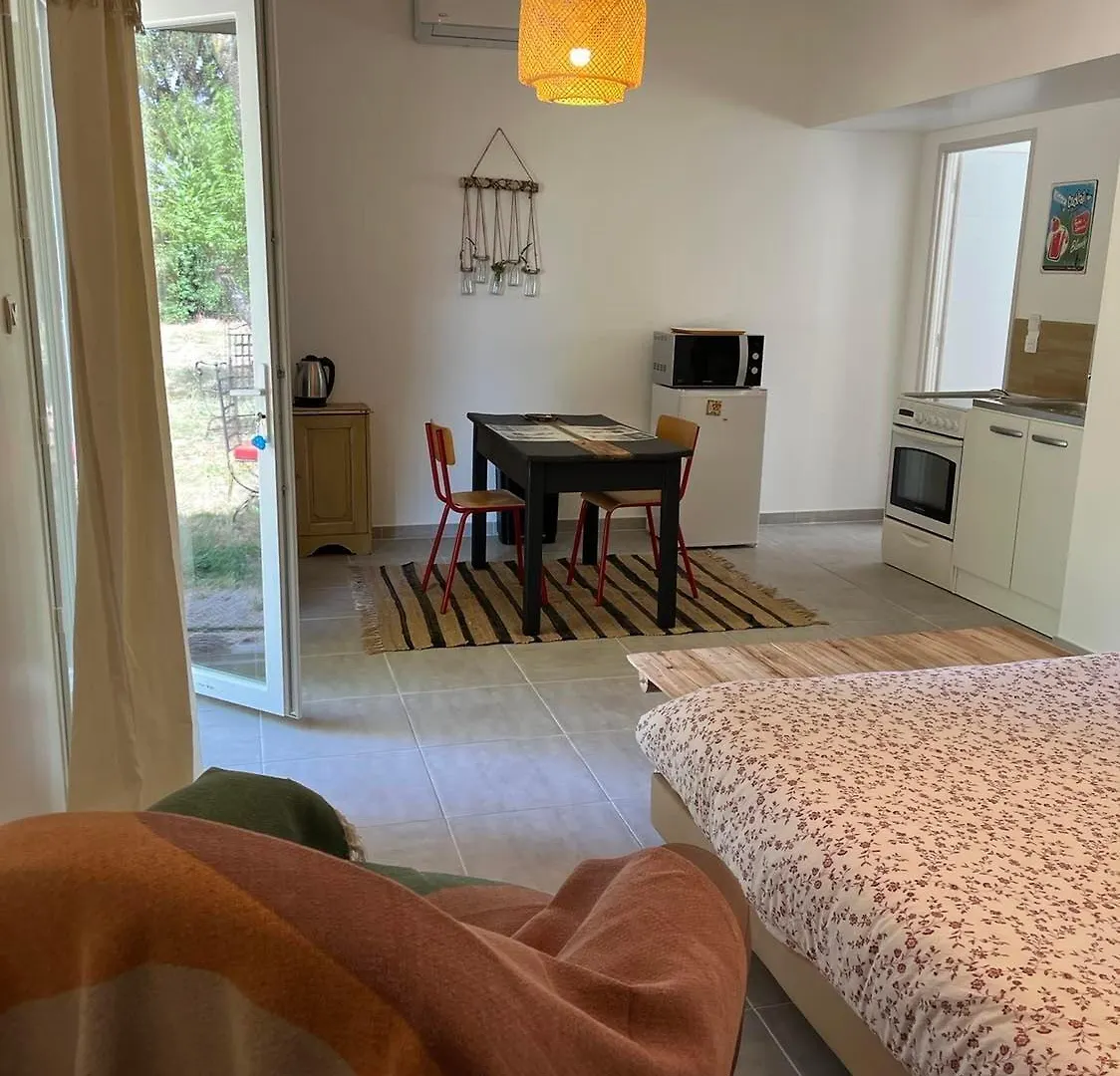 Holiday home Gites Violettes Et Amandier Violes France